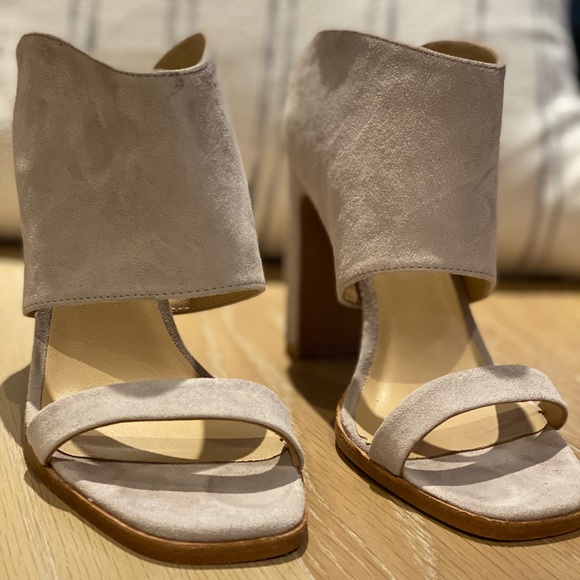 Beige Suede 42 Gold heels in size 8 - Picture 2 of 6